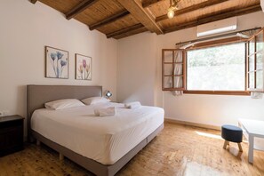 2 bedrooms, in-room safe, iron/ironing board, free WiFi