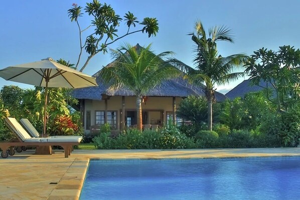 Outdoor pool - Beachvilla, great cooking incl. Housekeeper(s) private pool large garden.  (Lokapaksa Seririt Lovina)