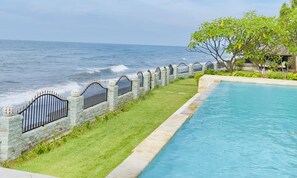 Outdoor pool - Beachvilla, great cooking incl. Housekeeper(s) private pool large garden.  (Lokapaksa Seririt Lovina)