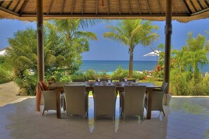 Outdoor dining - Beachvilla, great cooking incl. Housekeeper(s) private pool large garden.  (Lokapaksa Seririt Lovina)