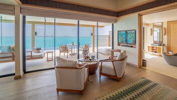 Sunrise Water Villa with Private Pool | 高档床上用品、泰普尔床垫、迷你吧、客房内保险箱