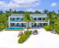 Three Bedroom Beach Residence with Private Pool | Roupas de cama premium, camas Tempur-Pedic, frigobar, cofres nos quartos