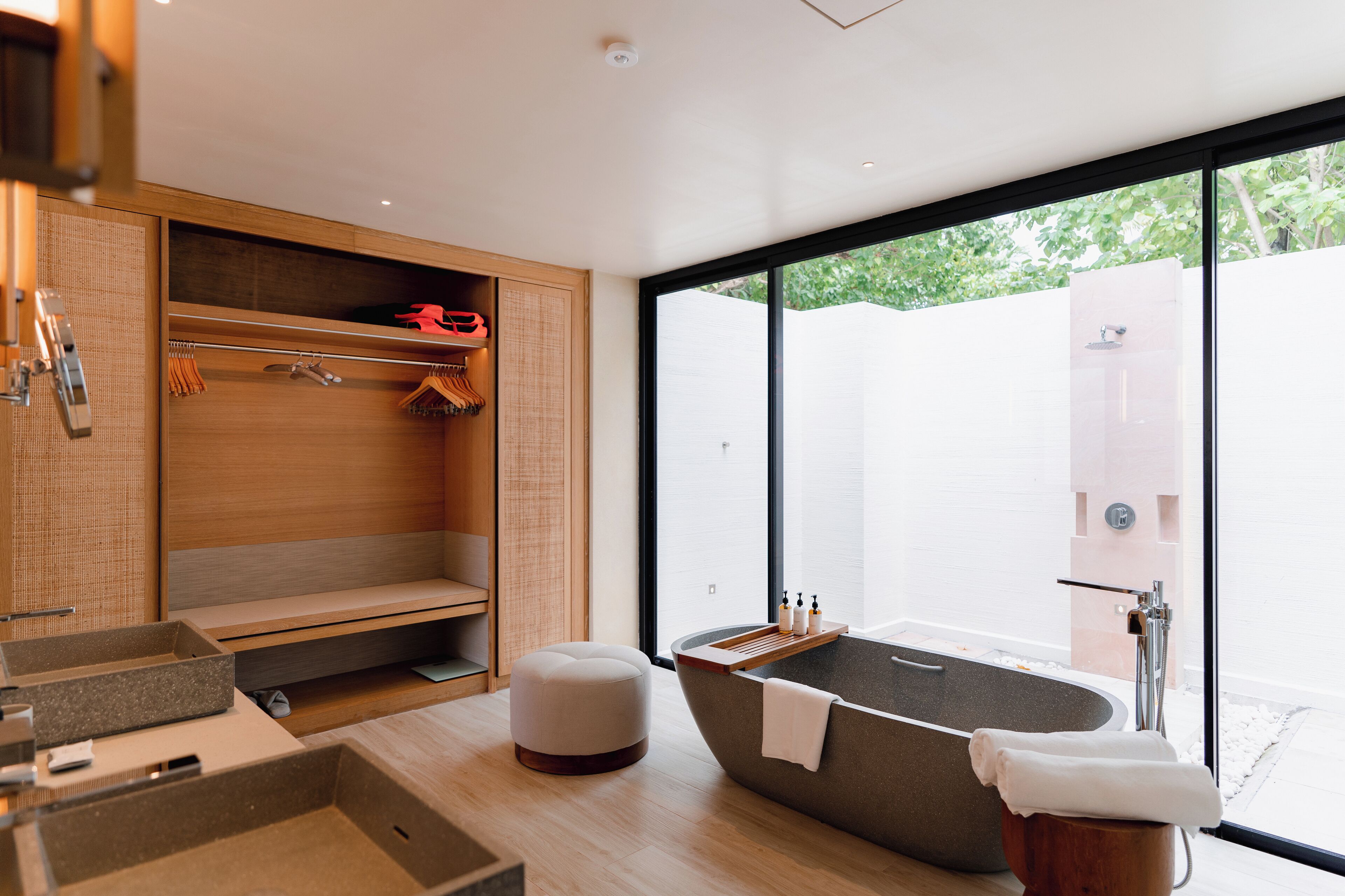 Sunset Beach Villa with Private Pool | ห้องน้ำ | อ่างอาบน้ำและฝักบัวแยกจากกัน, เรนชาวเวอร์, ของใช้ในห้องน้ำฟรี