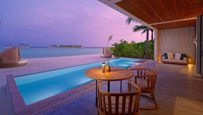 Four Bedroom Beach Villa with Private Pool | Ylelliset vuodevaatteet, Tempur Pedic -patjalliset sängyt, minibaari