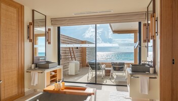 Sunrise Water Villa with Private Pool | 浴室 | 独立的浴缸和淋浴、大花洒淋浴喷头、免费洗浴用品、吹风机