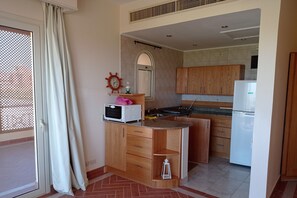 Refrigerador, horno, parrilla de estufa y tetera eléctrica 