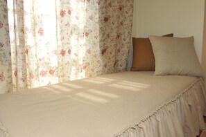 Kamar triple Grand | Didekorasi berbeda-beda dan dilengkapi dengan perabotan berbeda-beda