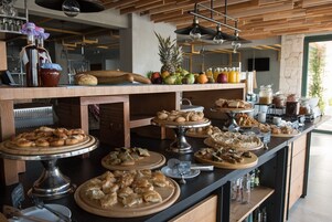 Breakfast and dinner served