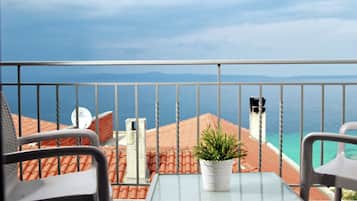 Comfort Double or Twin Room, Garden View | Minibar, in-room safe, individually decorated, desk