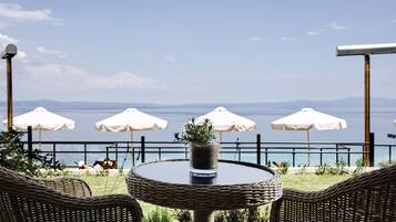 Executive-Doppelzimmer, Meerblick | Minibar, Zimmersafe, individuell dekoriert, Schreibtisch