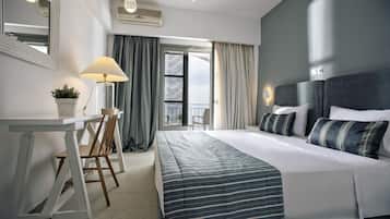 Comfort-Doppel- oder -Zweibettzimmer, Gartenblick | Minibar, Zimmersafe, individuell dekoriert, Schreibtisch