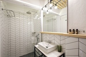 Comfort Double or Twin Room, Garden View | Bathroom