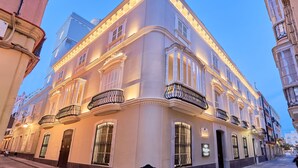 Um edifício histórico com varandas elaboradas e arquitetura clássica.