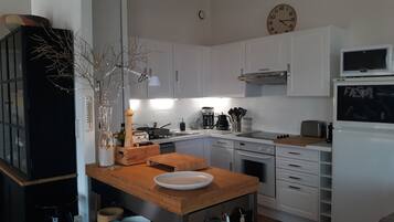 Een koelkast, een microgolfoven, een oven, een kookplaat