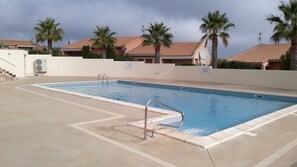 Alberca al aire libre y alberca climatizada