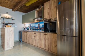 Jääkaappi, mikroaaltouuni, uuni, liesi