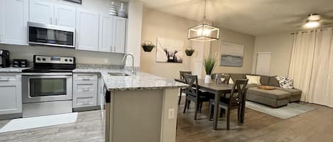 ثلاجة، ميكروويف، فرن، موقد طهي مسطح