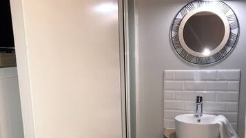 Regadera, secadora de cabello, toallas