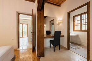 2 chambres, coffres-forts dans les chambres, fer et planche à repasser