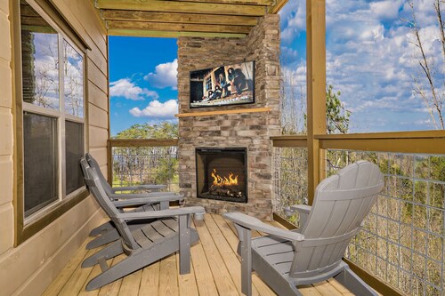LOCATION! 3 Minutes to Parkway, Game Room, Hot Tub, Wi-Fi, Views, EZ Roads!