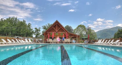LOCATION! 3 Minutes to Parkway, Game Room, Hot Tub, Wi-Fi, Views, EZ Roads!
