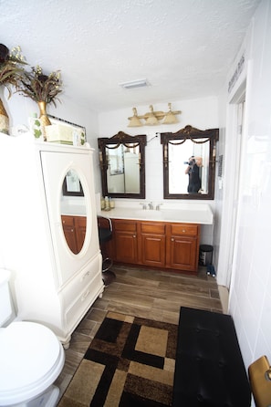 Combined shower/bathtub, hair dryer, towels, soap