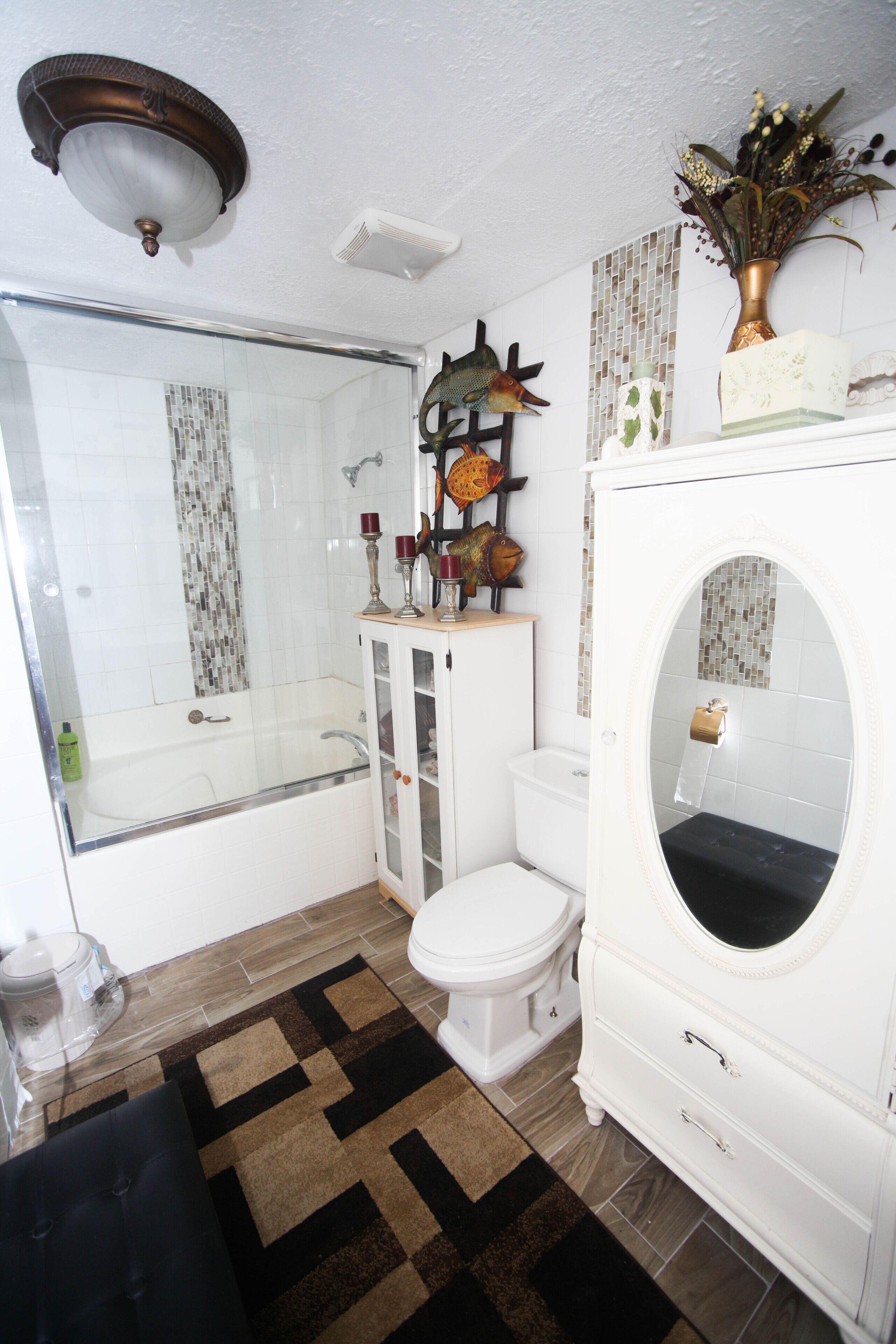 Ensemble douche/baignoire, sèche-cheveux, serviettes fournies, savon
