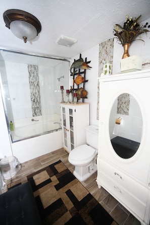 Combined shower/bathtub, hair dryer, towels, soap