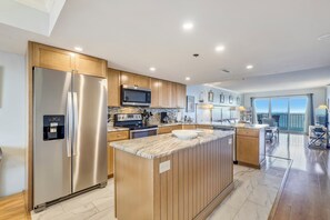 Microwave, dishwasher, coffee/tea maker, toaster - DAILY ACTIVITIES & LINENS INCLUDED*! PLAZA 1504. Beautifully decorated, direct oceanfront 2BR/2BA condo with an open den. (Ocean City)