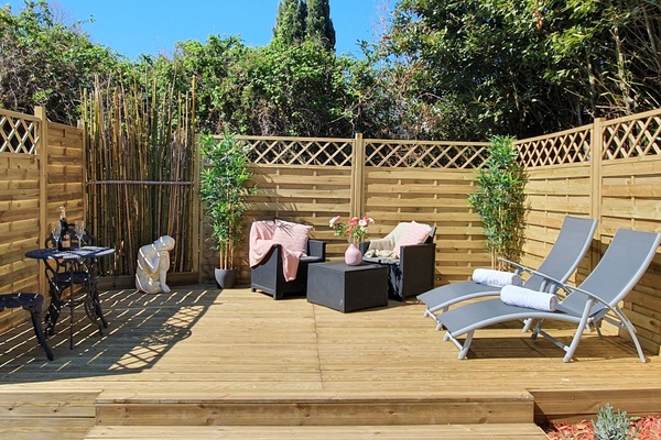 The 12m2 garden deck of the P'tit Logis.