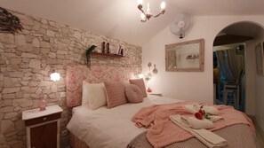 1 bedroom, iron/ironing board, free WiFi, bed sheets - Hideaway gite for 2 with private garden and sundeck, close to Atlantic beaches. (Épargnes)