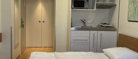 Studio Apartment | Private kitchen | Electric kettle, cookware/dishes/utensils