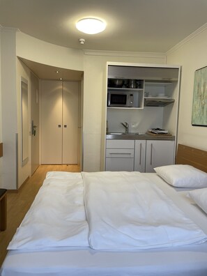 Studio Apartment | Cucina privata | Bollitore elettrico, pentole/stoviglie/utensili
