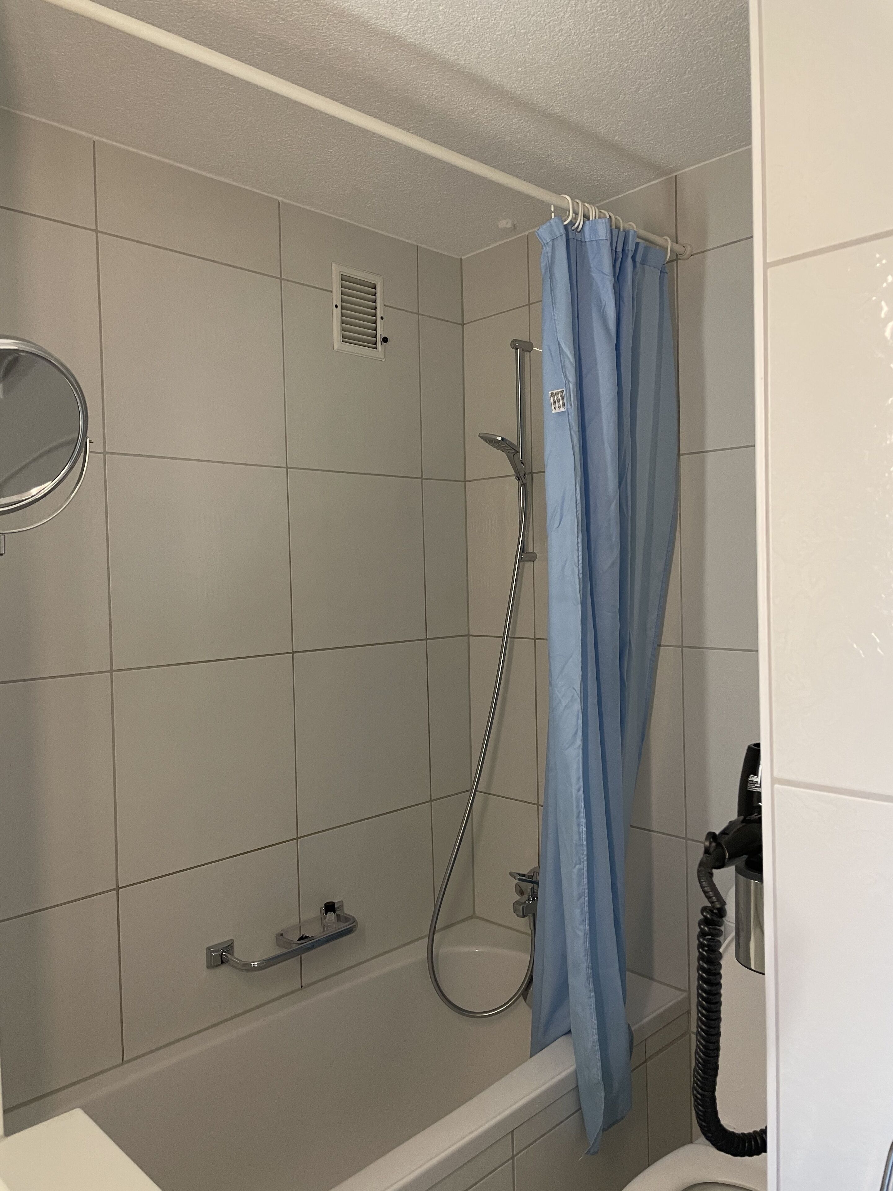 Un baño con ducha, inodoro y lavamanos.