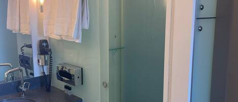Suite | Bathroom | Towels, toilet paper