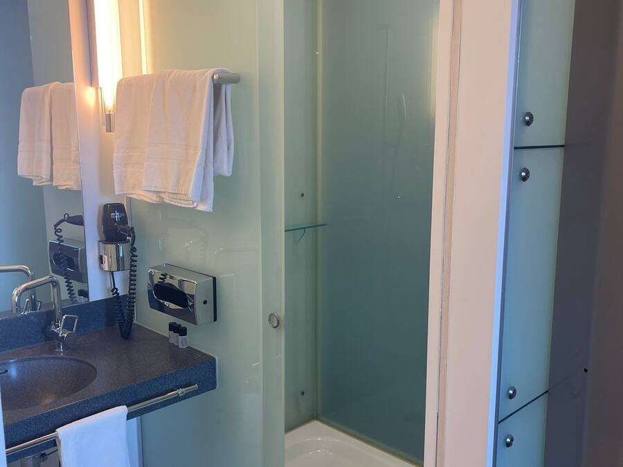 Suite | Bathroom | Towels, toilet paper
