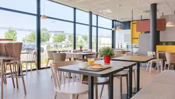 Petit déjeuner buffet servi tous les jours en supplément