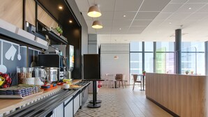 每日付費供應吃到飽自助式早餐
