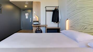 Een bureau, een strijkplank/strijkijzer, gratis wifi, beddengoed