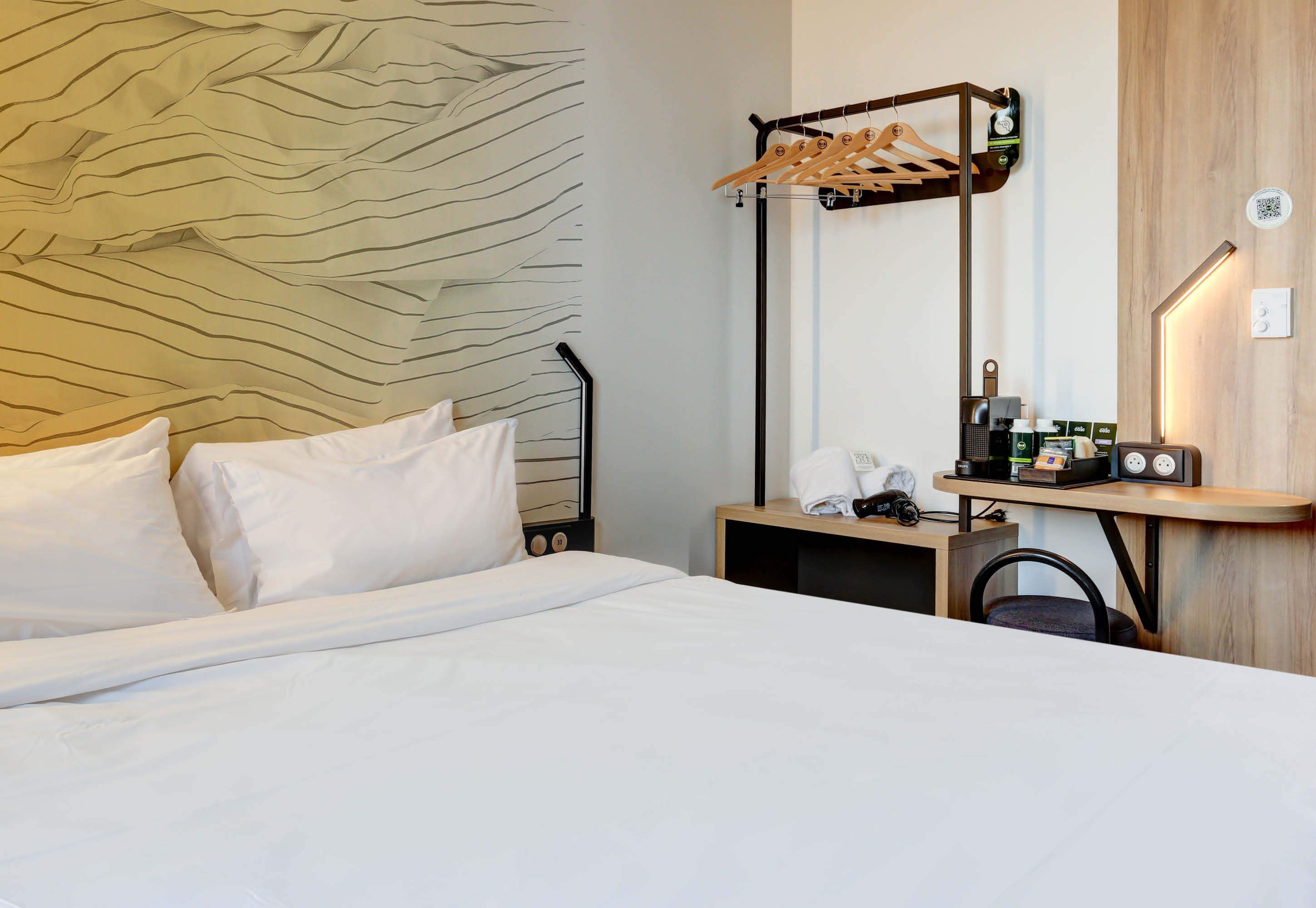 Escritorio, tabla de planchar con plancha, wifi gratis y ropa de cama