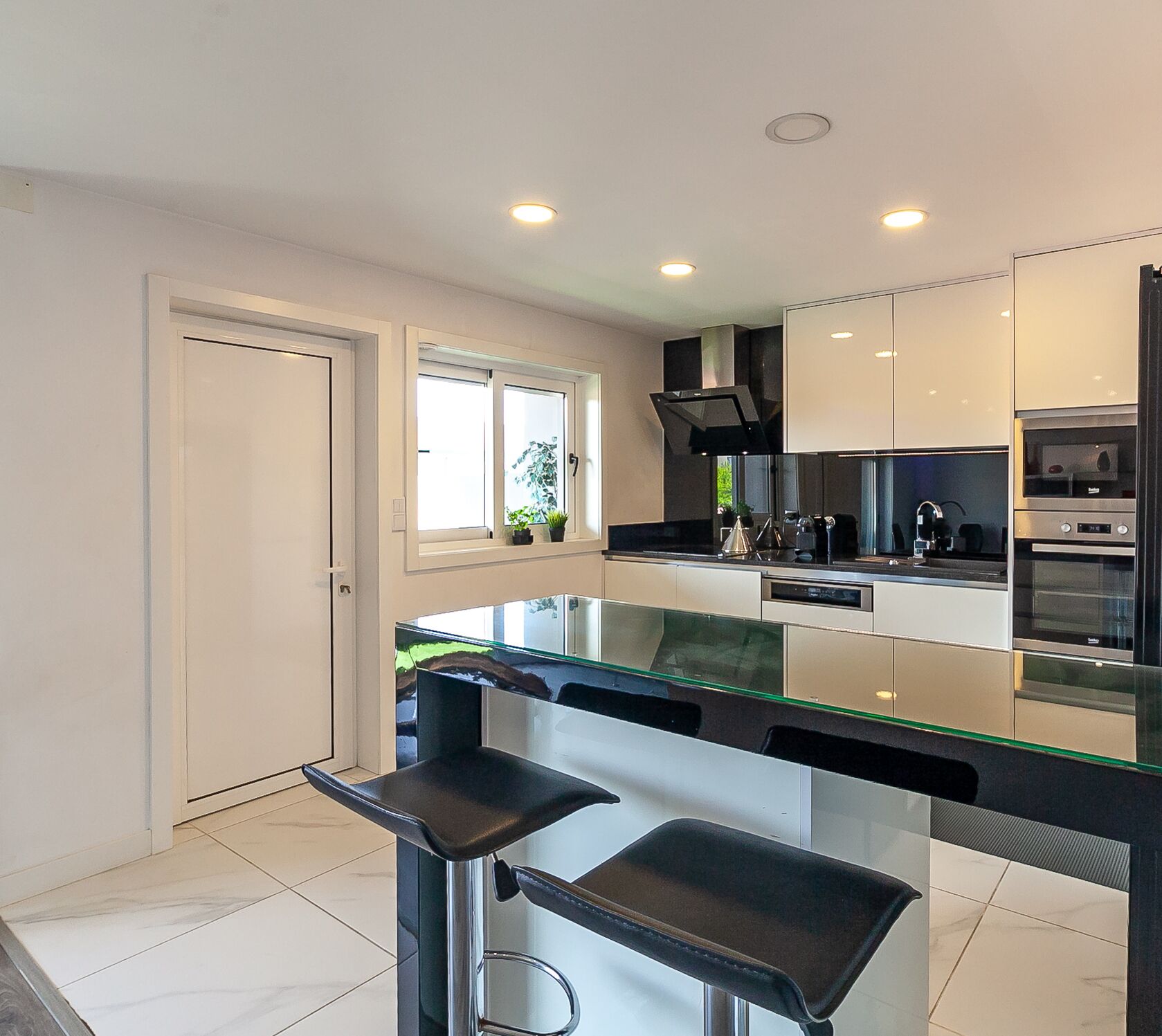 Een koelkast, een microgolfoven, een oven, een vaatwasser