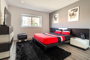 3 bedrooms, desk, iron/ironing board, free WiFi