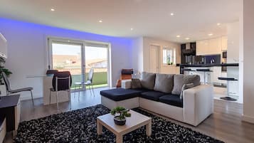 TV connectée, cheminée, lecteur de DVD, livres