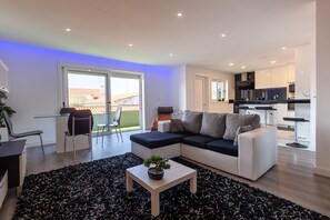 تلفزيون ذكي، مدفأة، مشغل دي في دي، كُتُب