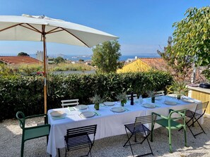 Outdoor dining - Villa 7ème // Un Tableau sur la mer // Piscine // 4 Chambres // Roucas Blanc (Marseille)