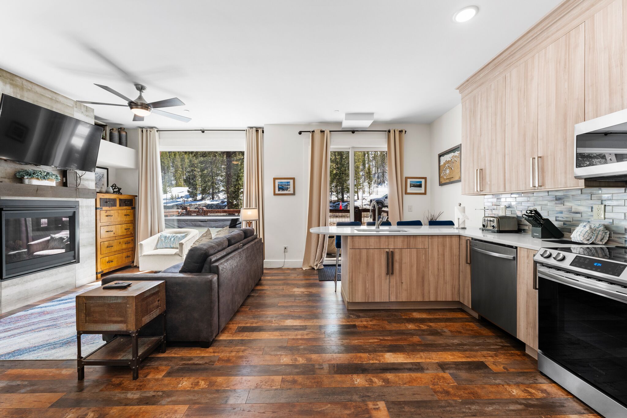 New Condo in New Complex, Private Hot Tub, Private Patio, Views