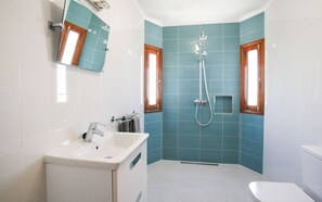 Douche, sèche-cheveux, serviettes fournies