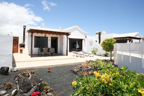 Stylish & spacious villa with terrace & garden