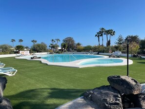 Outdoor pool, pool loungers - Stylish & spacious villa with terrace & garden (Puerto del Carmen)