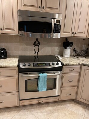 Refrigerador, microondas, horno, placa de cocina